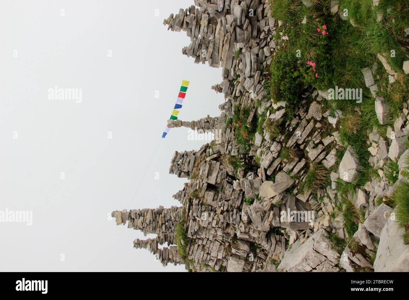 Bergmandl con bandiere di preghiera tibetane in densa svegliarsi sulla strada per la cima dello Schafreuter (2,102 m) nel Karwendelgebirge, Lenggries, Tölzer la Foto Stock
