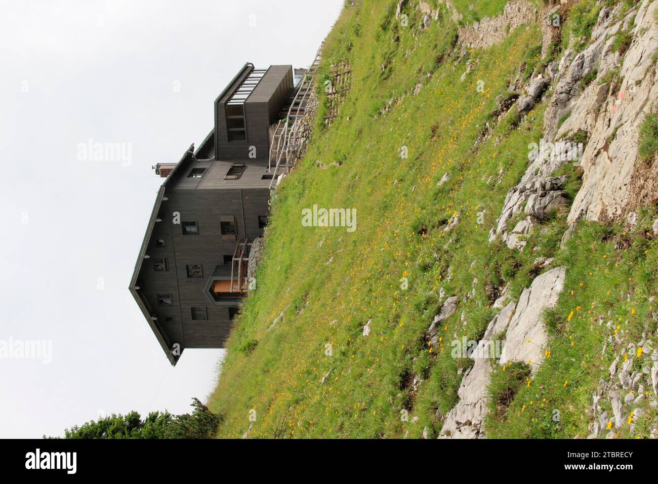 Vista del Tölzer Hütte (1835 m) sotto la cima dello Schafreuter (2102 m) nel Karwendel, Parco naturale Karwendel, Hinterriß, Vorderriß, Engalm, na Foto Stock