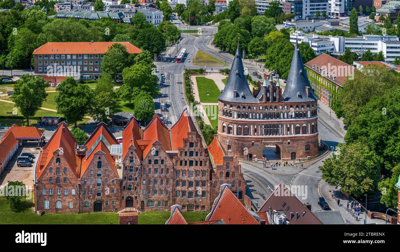 Skyline di Lübeck, Germania con l'Holstentor Foto Stock