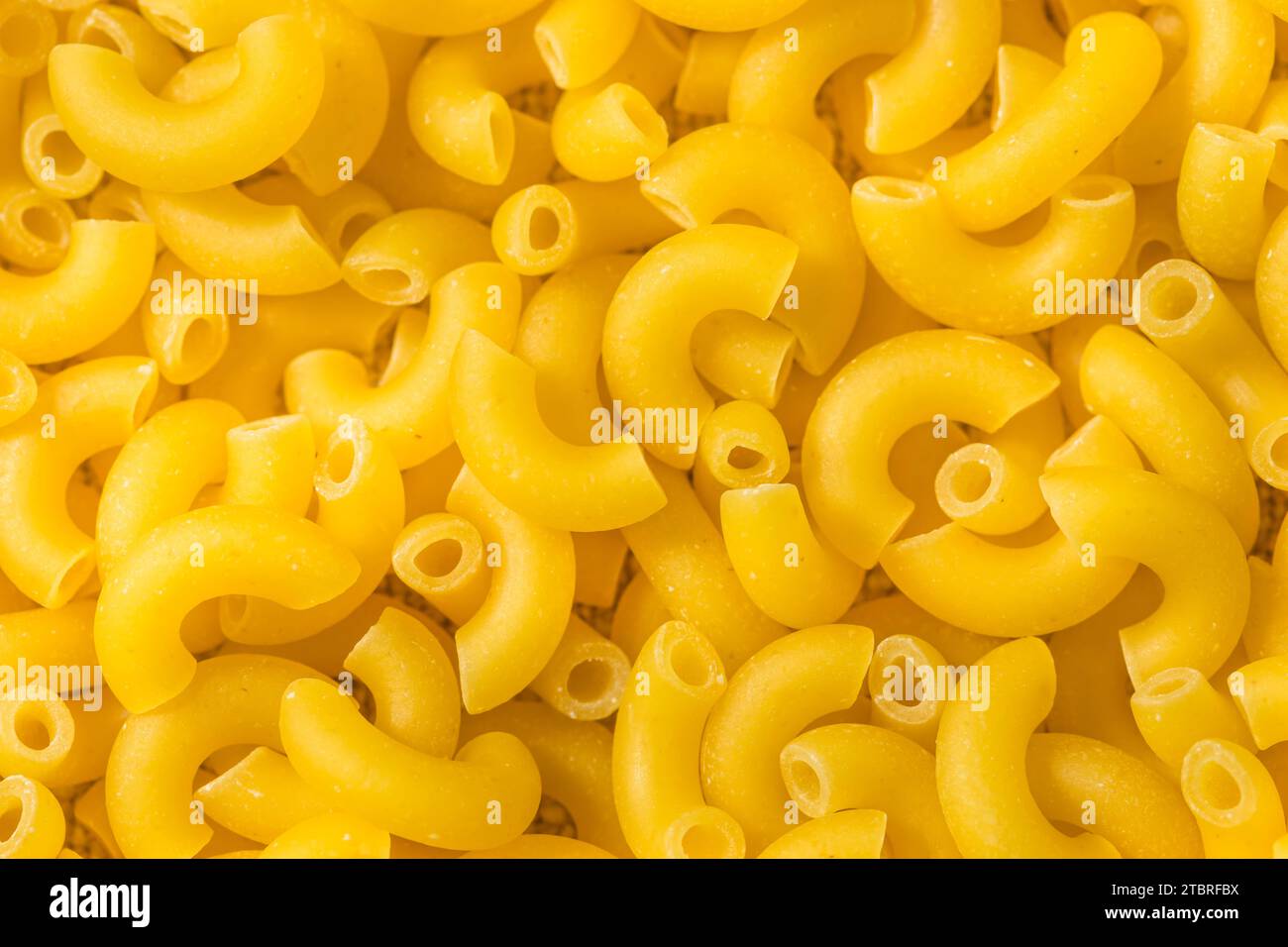 Tagliatelle crude di maccheroni crude biologiche in ciotola Foto Stock
