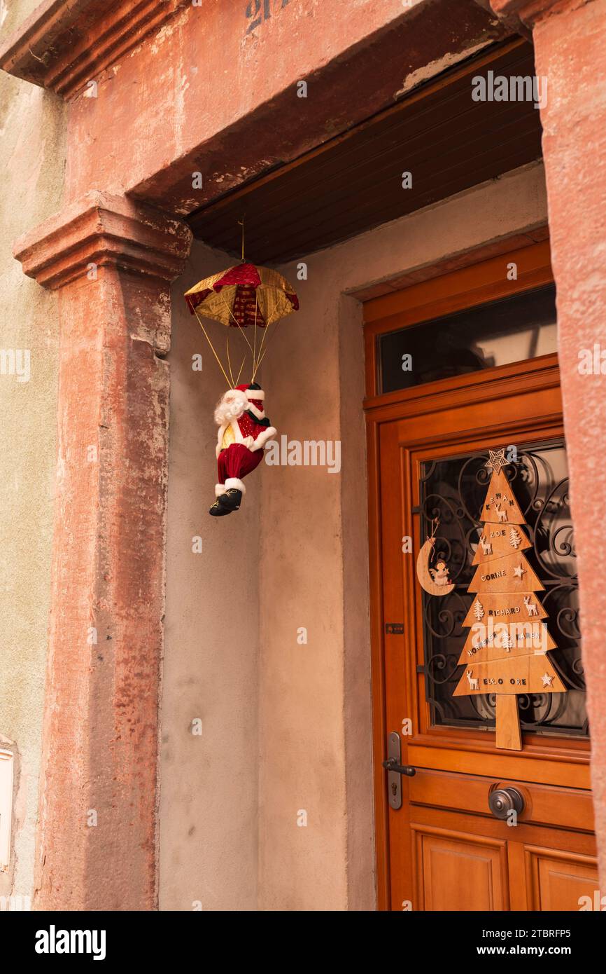 Babbo Natale con falso schermo nell'area d'ingresso. Bergheim, Francia, Alsazia Foto Stock