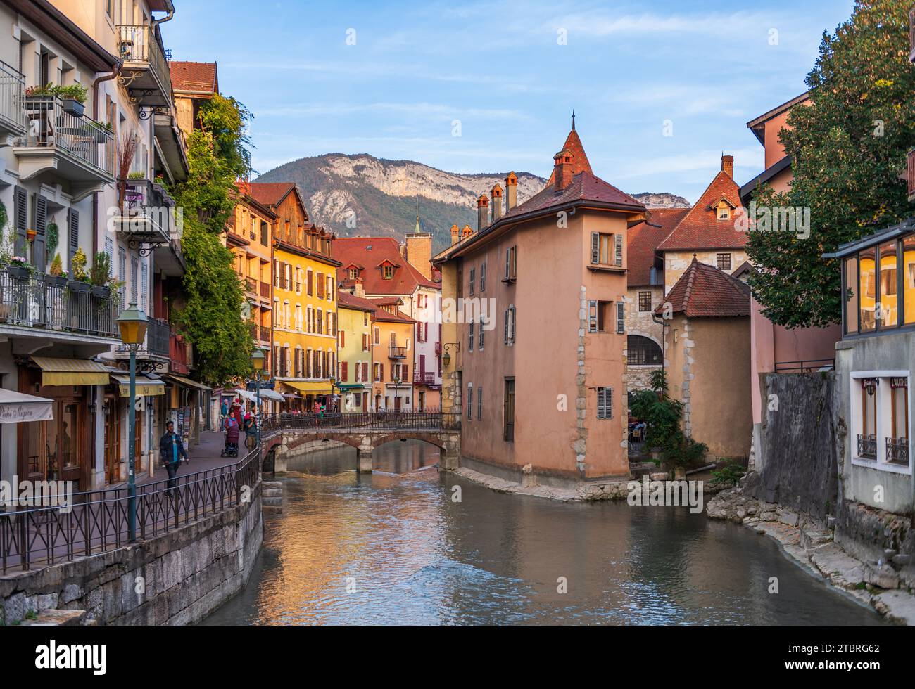 Quai de l'évêché sul fiume Thiou, al tramonto, e il Palais de l'Isle sulla destra, ad Annecy, alta Savoia, Francia Foto Stock