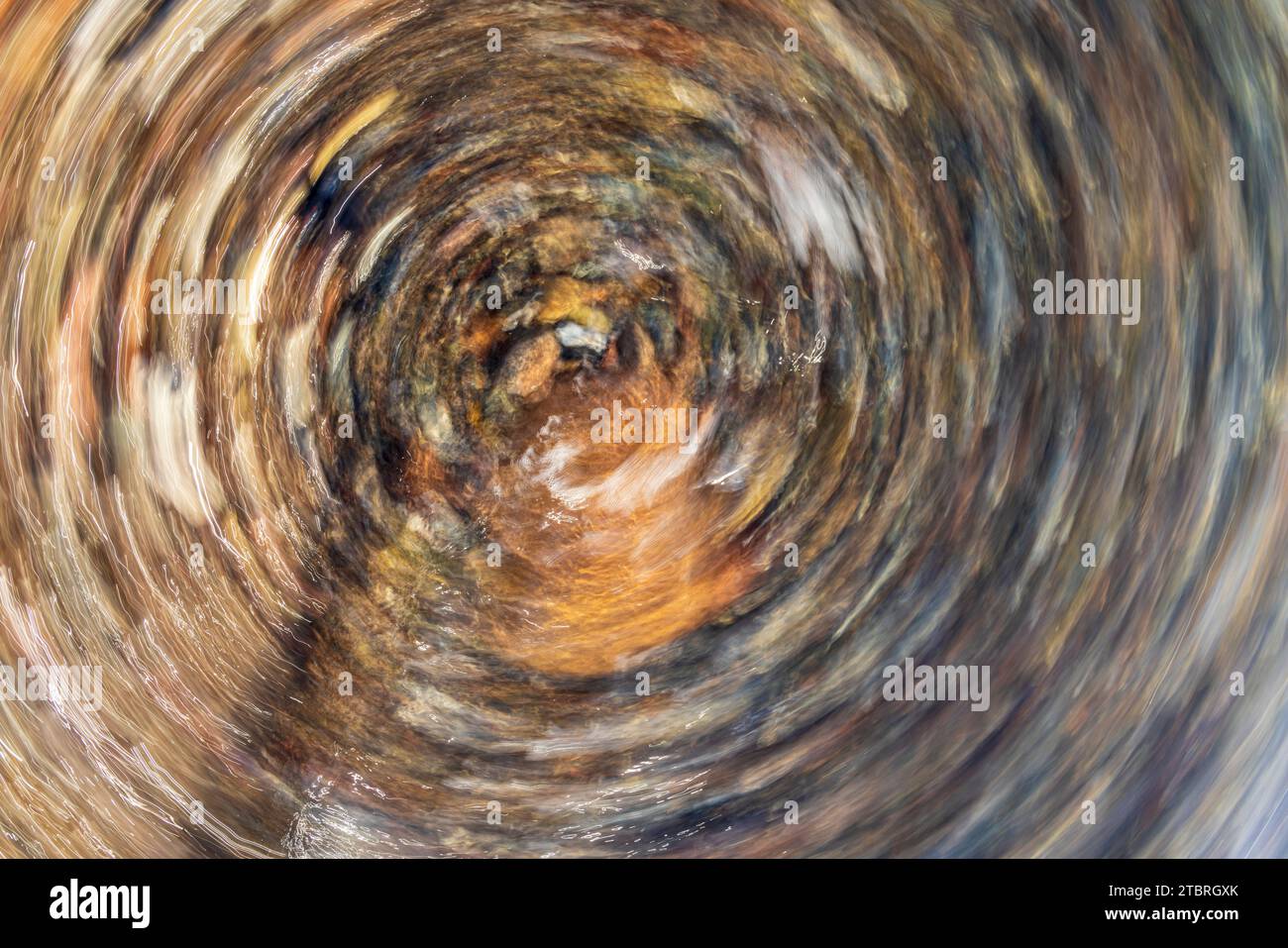 Movimento circolare da sinistra a destra creando un pattern vortex, immagine astratta dalla natura Foto Stock