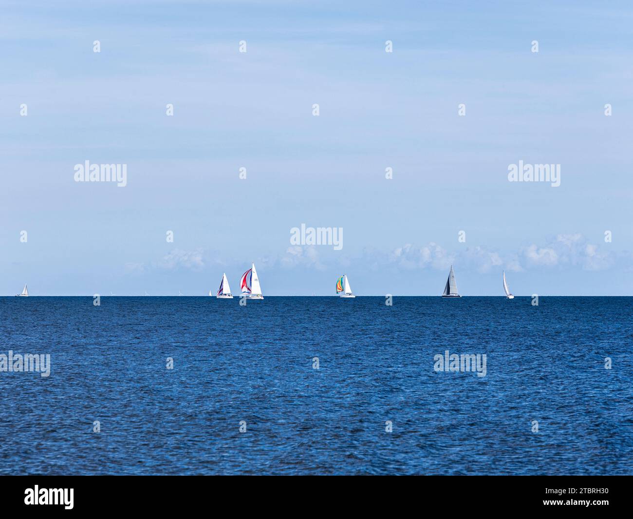 Barche a vela sulla costa del Mar Baltico a Schönhagen, Schleswig-Holstein, Germania Foto Stock