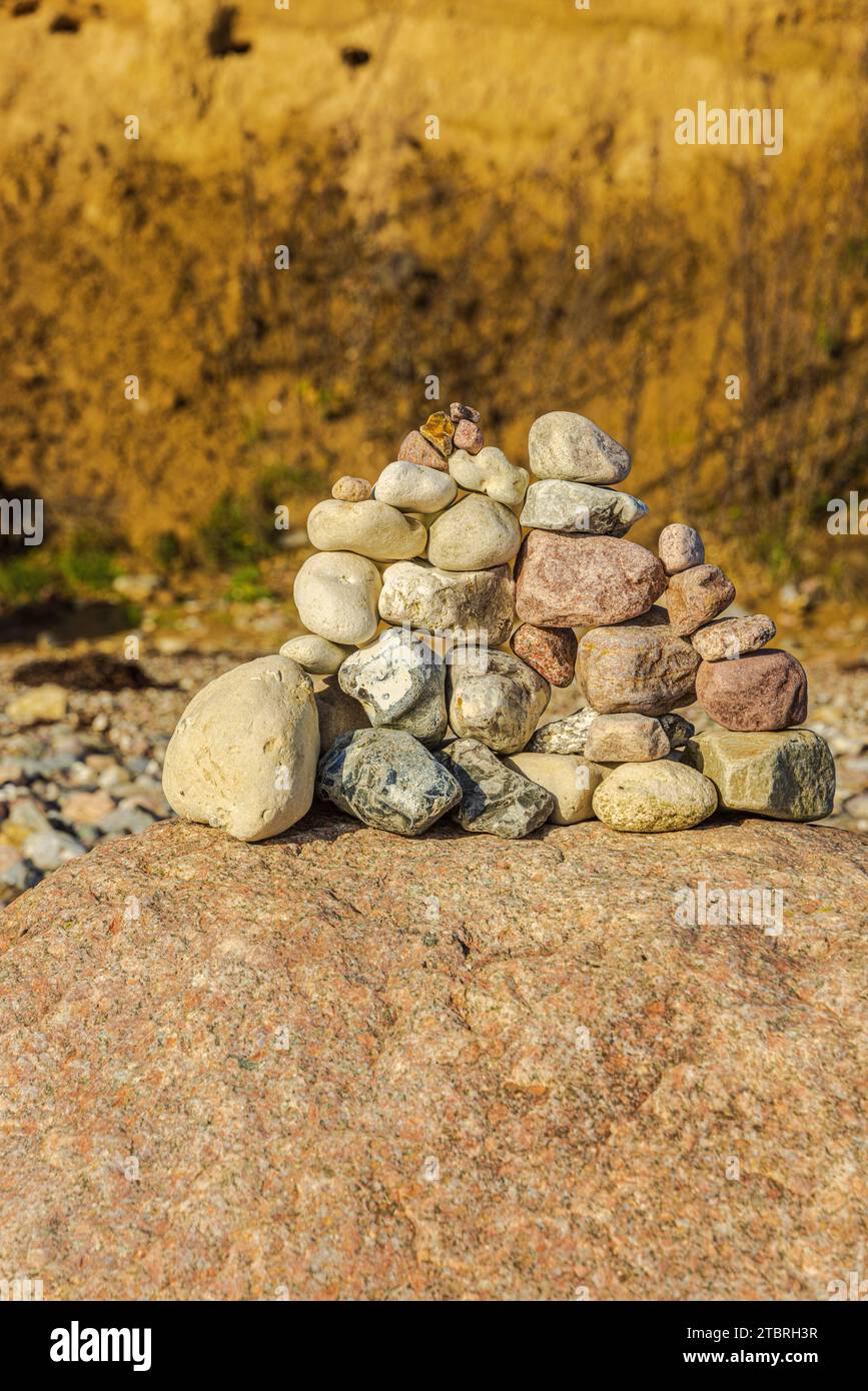 Cairn, torre di pietre sulla spiaggia di Schönhagen Foto Stock