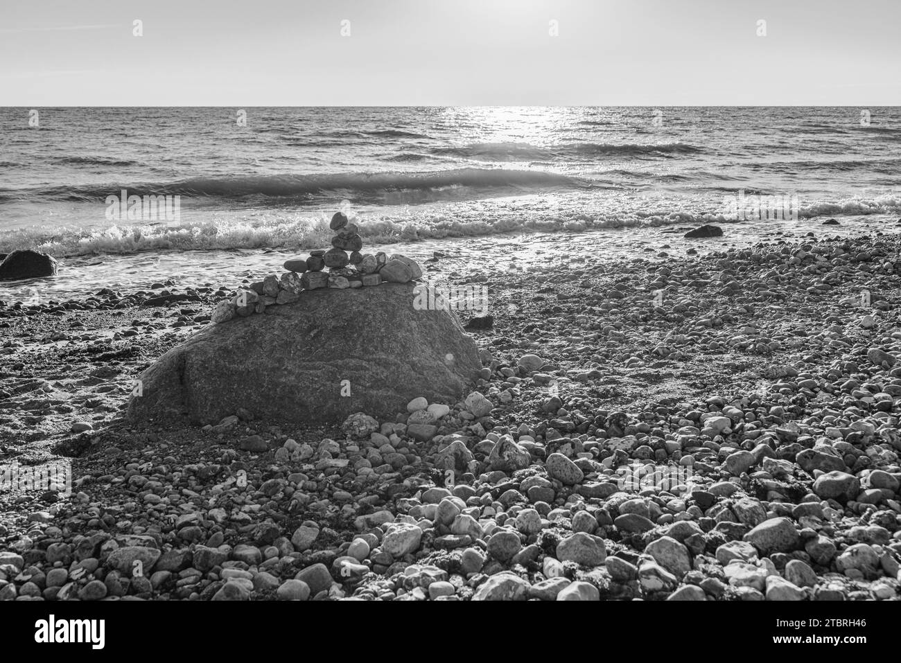 Cairn, torre di pietre sulla spiaggia di Schönhagen Foto Stock