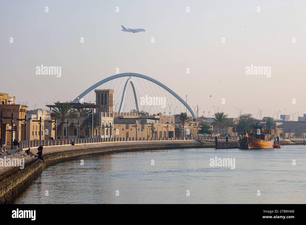 Guardando oltre il torrente da Bur Dubai verso al Shindagha e l'Infinity Bridge a Dubai, Emirati Arabi Uniti. Foto Stock