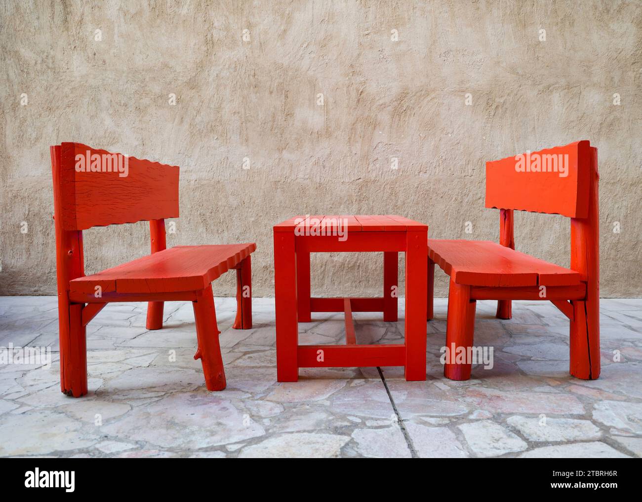 Un tavolo da picnic in legno rosso e panchine nel quartiere storico di al Fahidi, Dubai, Emirati Arabi Uniti. Foto Stock