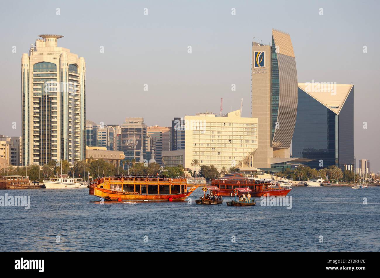 Guardando oltre il Dubai Creek da al Seef verso gli edifici dei grattacieli a Deira, Dubai, Emirati Arabi Uniti, Emirati Arabi Uniti, Emirati Arabi Uniti. Foto Stock