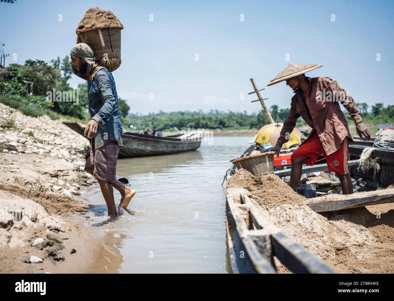 Uomini che lavorano in un sito di raccolta di sabbia di alta qualità, per l'industria edile del paese. Lalakhal, vicino a Jaflong, Sylhet Bangladesh Foto Stock