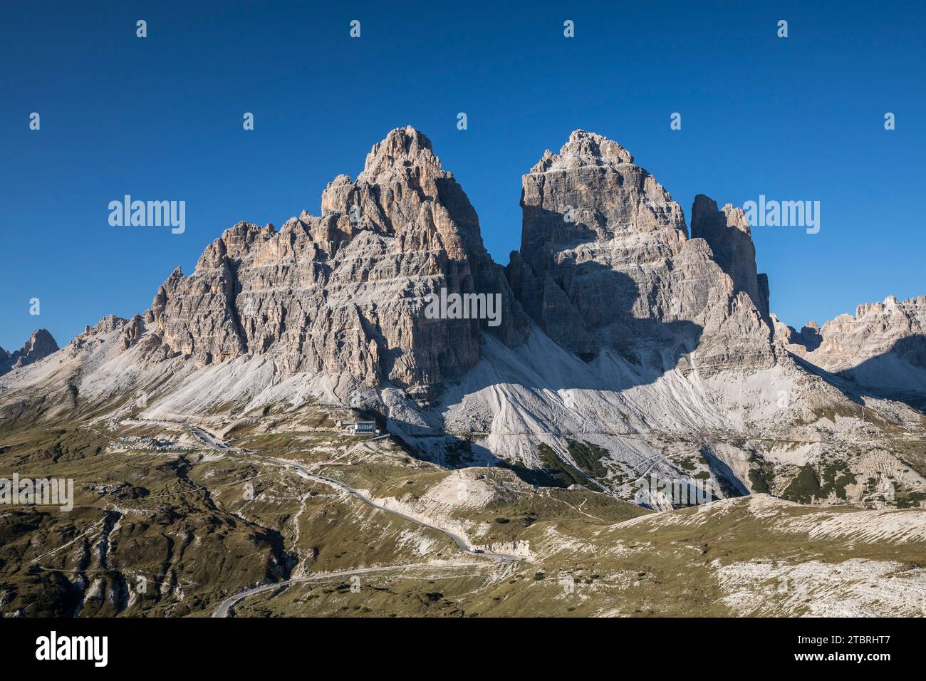 Vista delle tre Cime da sud, di fronte alla strada a pedaggio che conduce al grande parcheggio e al rifugio Auronzo, Dolomiti di Sesto, UNESCO World Her Foto Stock