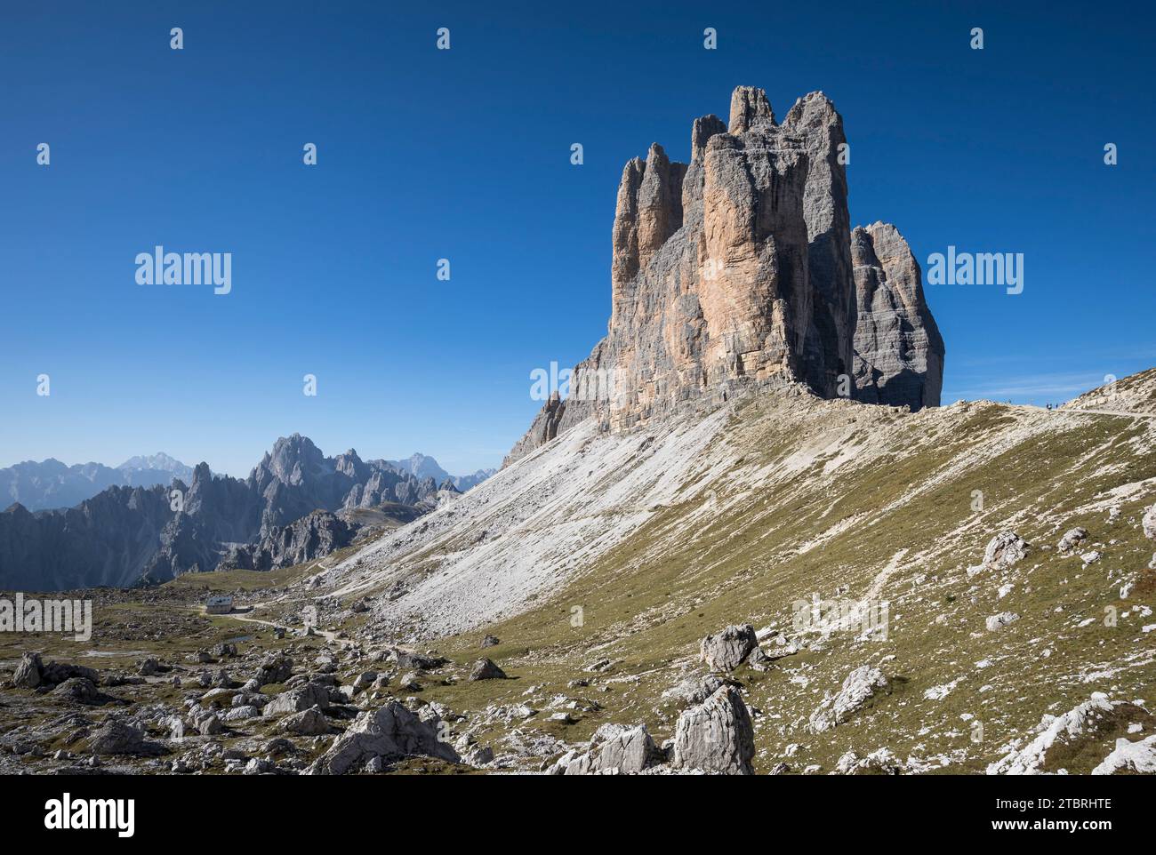 Le tre Cime da est, a sinistra ai piedi della parete il Rifugio Lavaredo (2344 m), Rifugio Lavaredo, dietro il gruppo Cadini, Sesto Dolomit Foto Stock