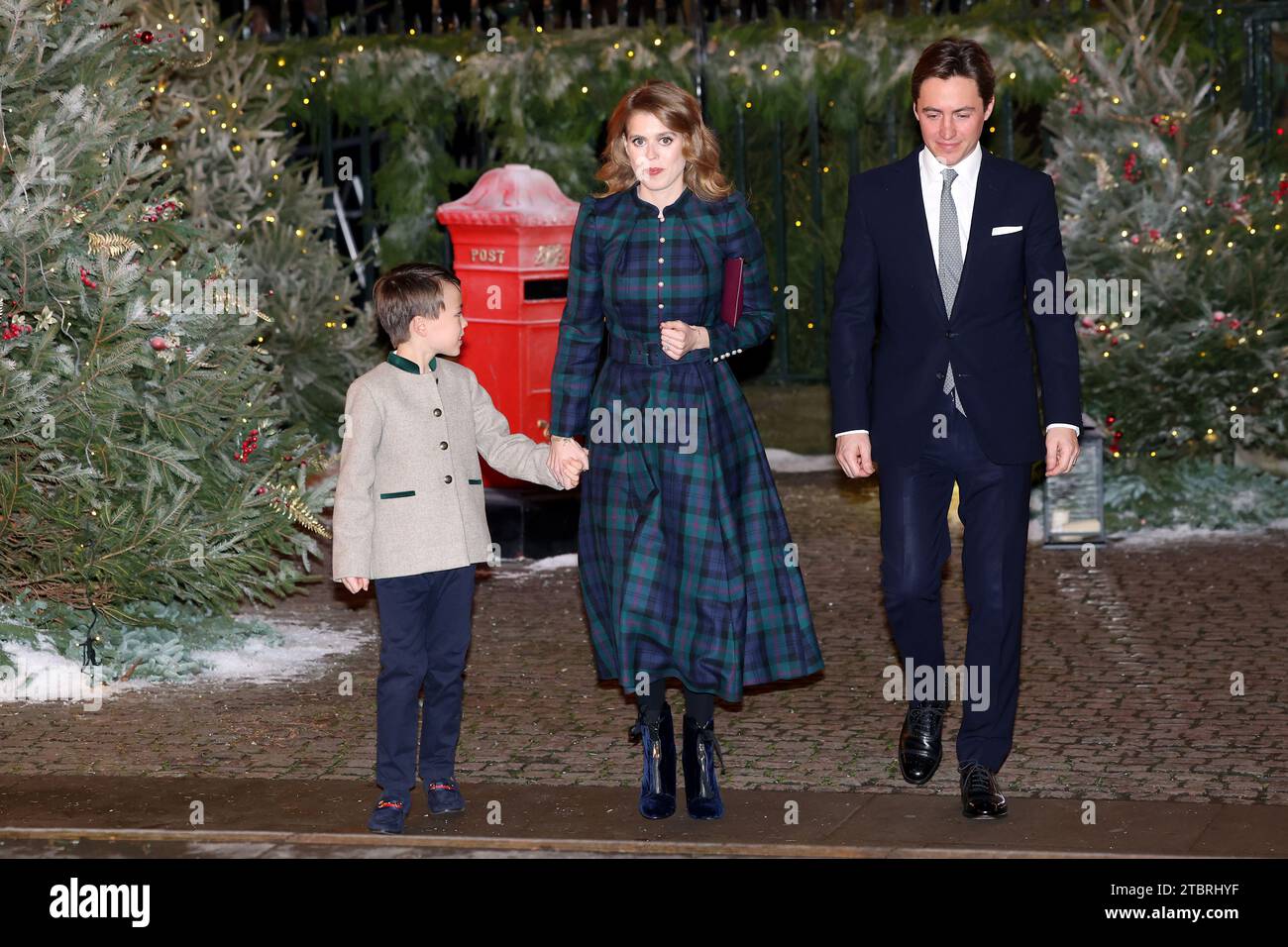 Christopher Woolf, la Principessa Beatrice e Edoardo Mapelli mozzi arrivano per i Royal Carols - insieme al servizio natalizio all'Abbazia di Westminster a Londra. Data immagine: Venerdì 8 dicembre 2023. Foto Stock