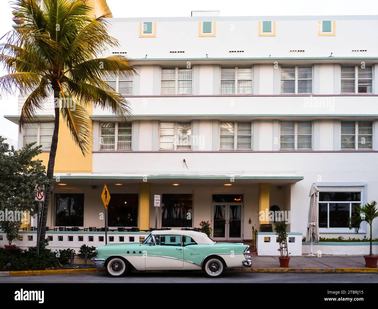 Casa e auto all'Ocean Drive, Miami Beach, Florida, USA Foto Stock