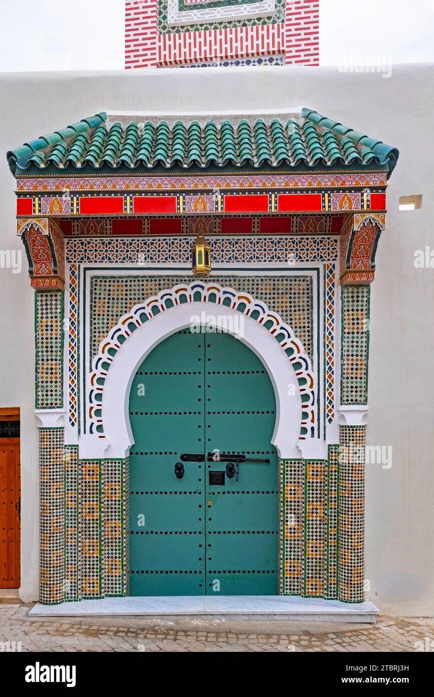 Porta verde decorata, ingresso alla moschea in medina della città di Tangeri/Tangeri, Marocco Foto Stock