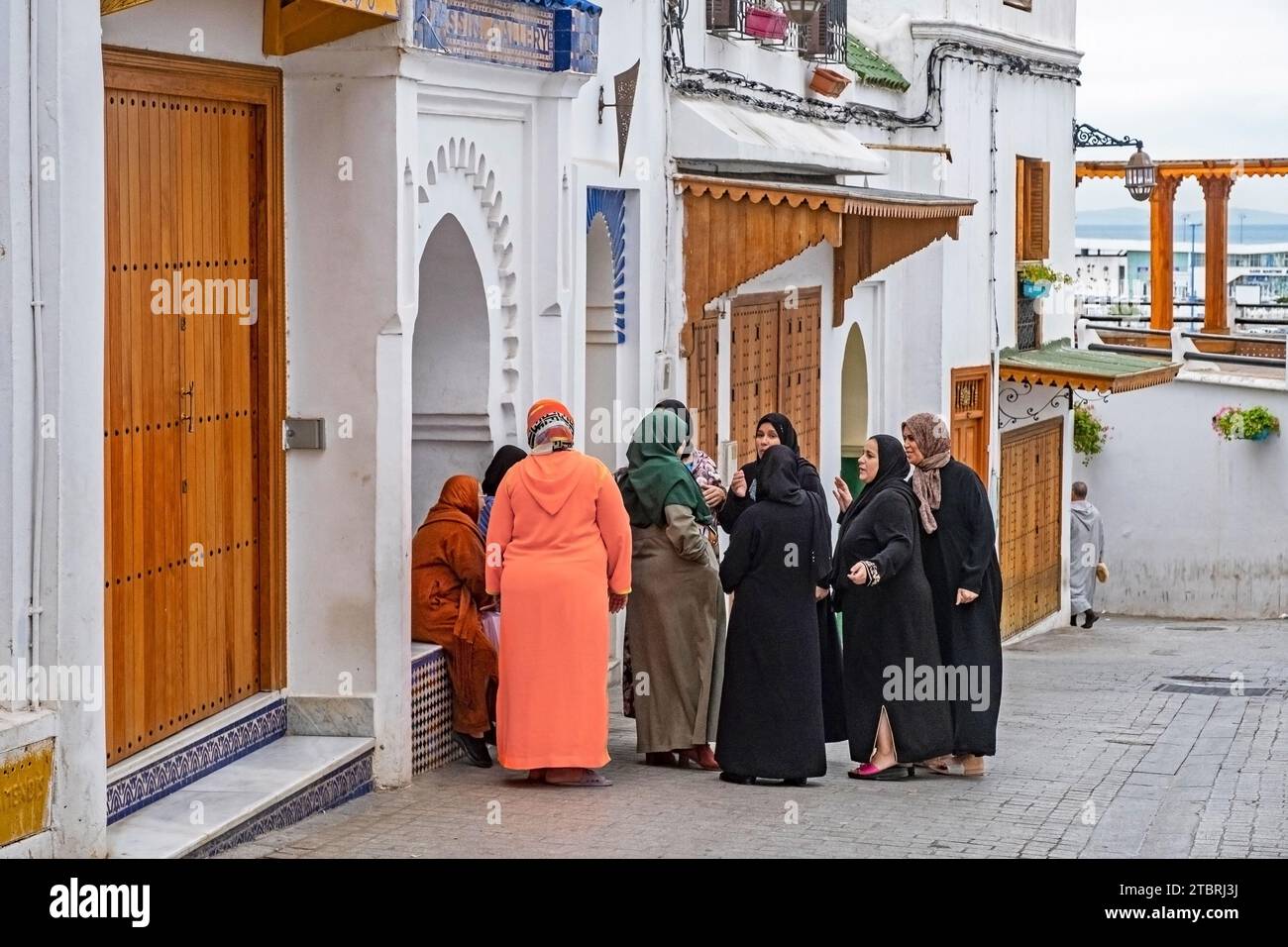 Donne musulmane marocchine in tradizionale abito islamico con indosso hijab nella medina della città di Tangeri/Tangeri, Marocco Foto Stock