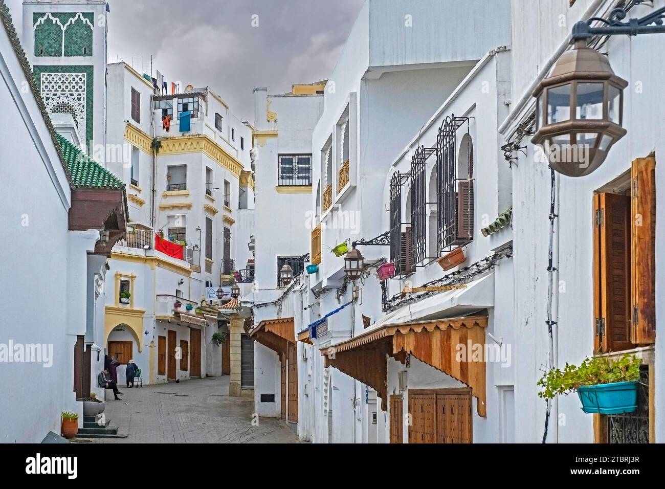 Case bianche e negozi chiusi nella strada dello shopping il venerdì nella medina della città di Tangeri/Tangeri, Marocco Foto Stock