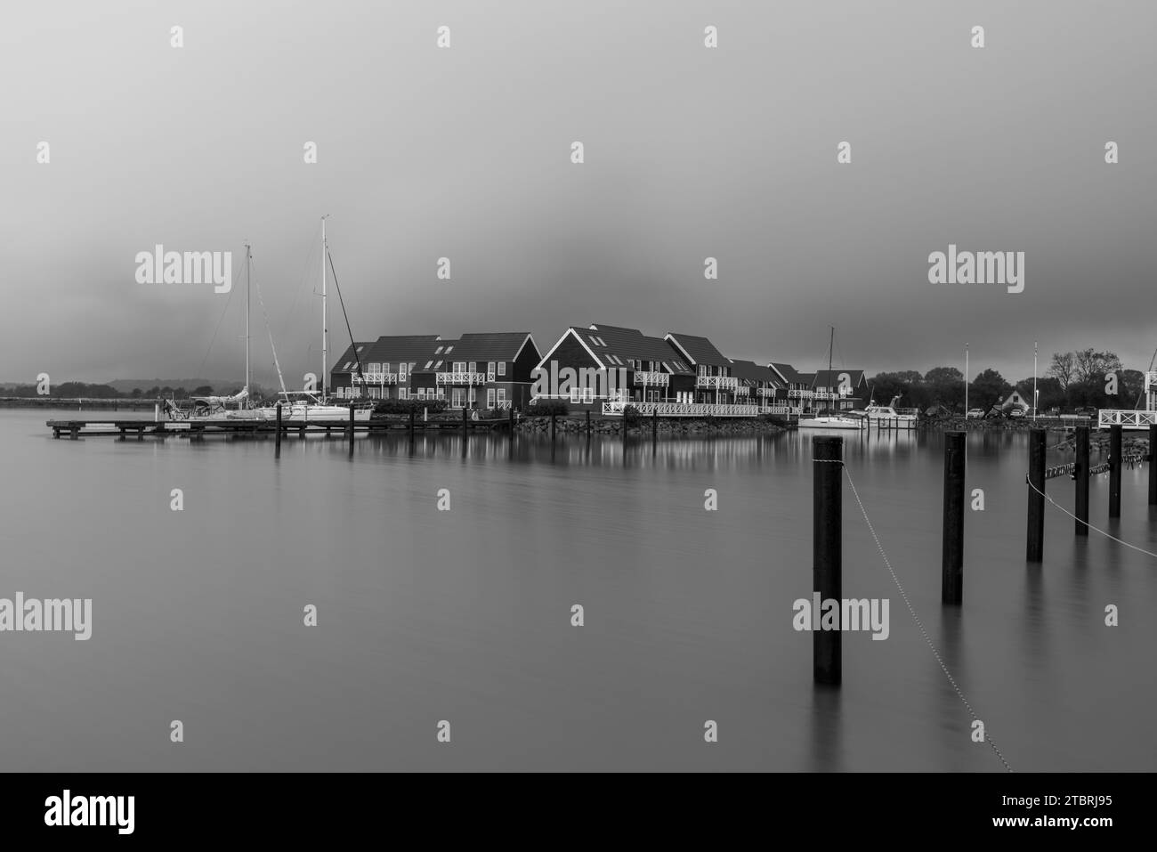Alba nel porto del villaggio di pescatori Klintholm Havn, isola di Mön, Danimarca Foto Stock