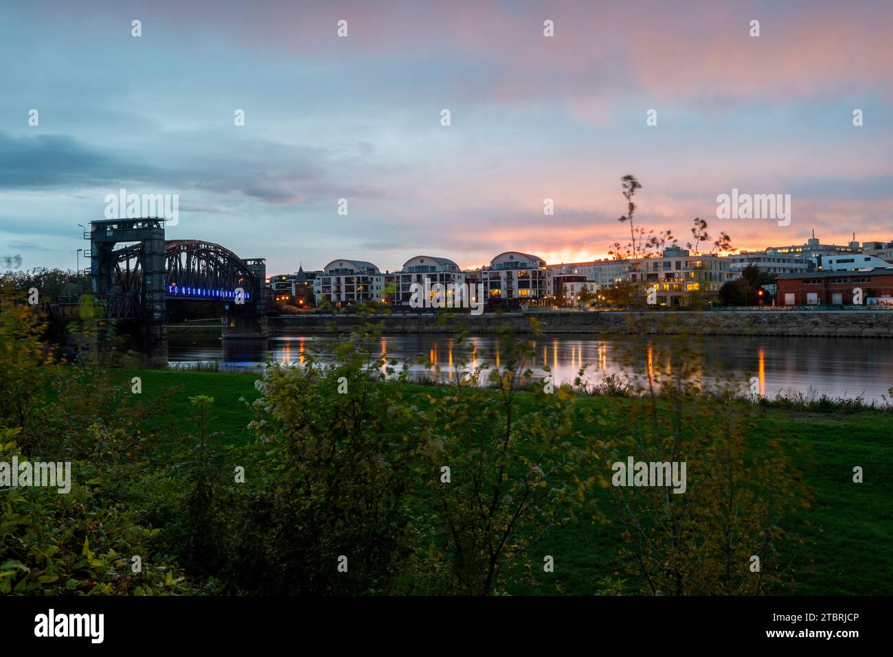 Ponte sollevatore, ex ponte ferroviario, condomini al tramonto, Magdeburgo, Sassonia-Anhalt, Germania Foto Stock