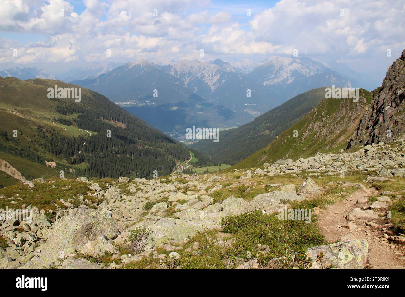 Guardate indietro l'escursione a Hundstalsee (2289m), sulla destra la stazione radio a Rangger Köpfl, al centro dell'Inzinger Alm (1641m) nel backgroun Foto Stock