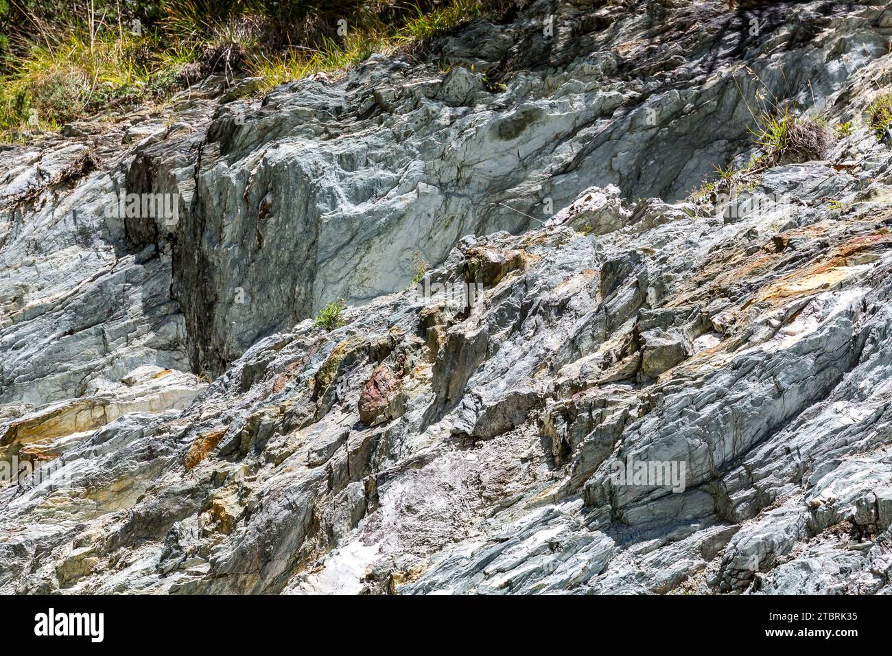 Roccia scista di mica verdastra con strati di marmo, sentiero alpino fino allo Schwarzwand, 2194 m, Hochalm, Rauris, Raurisertal, Pinzgau, Salzburger Land, Austria Foto Stock
