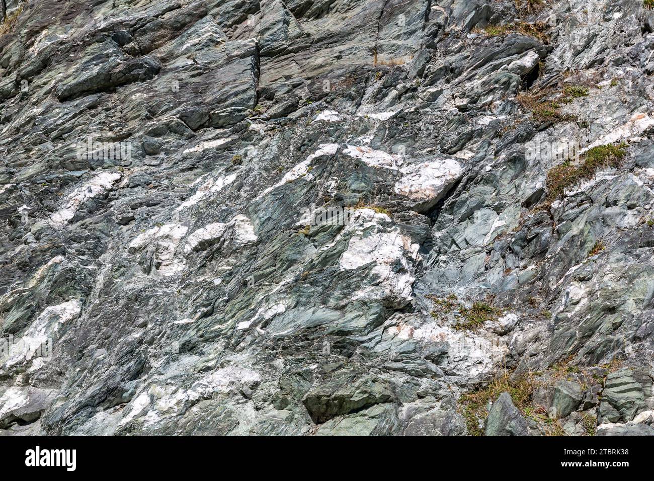 Roccia scista di mica verdastra con strati di marmo, sentiero alpino fino allo Schwarzwand, 2194 m, Hochalm, Rauris, Raurisertal, Pinzgau, Salzburger Land, Austria Foto Stock