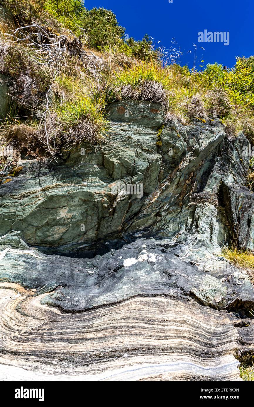 Roccia scista di mica verdastra con strati di marmo, sentiero alpino fino allo Schwarzwand, 2194 m, Hochalm, Rauris, Raurisertal, Pinzgau, Salzburger Land, Austria Foto Stock