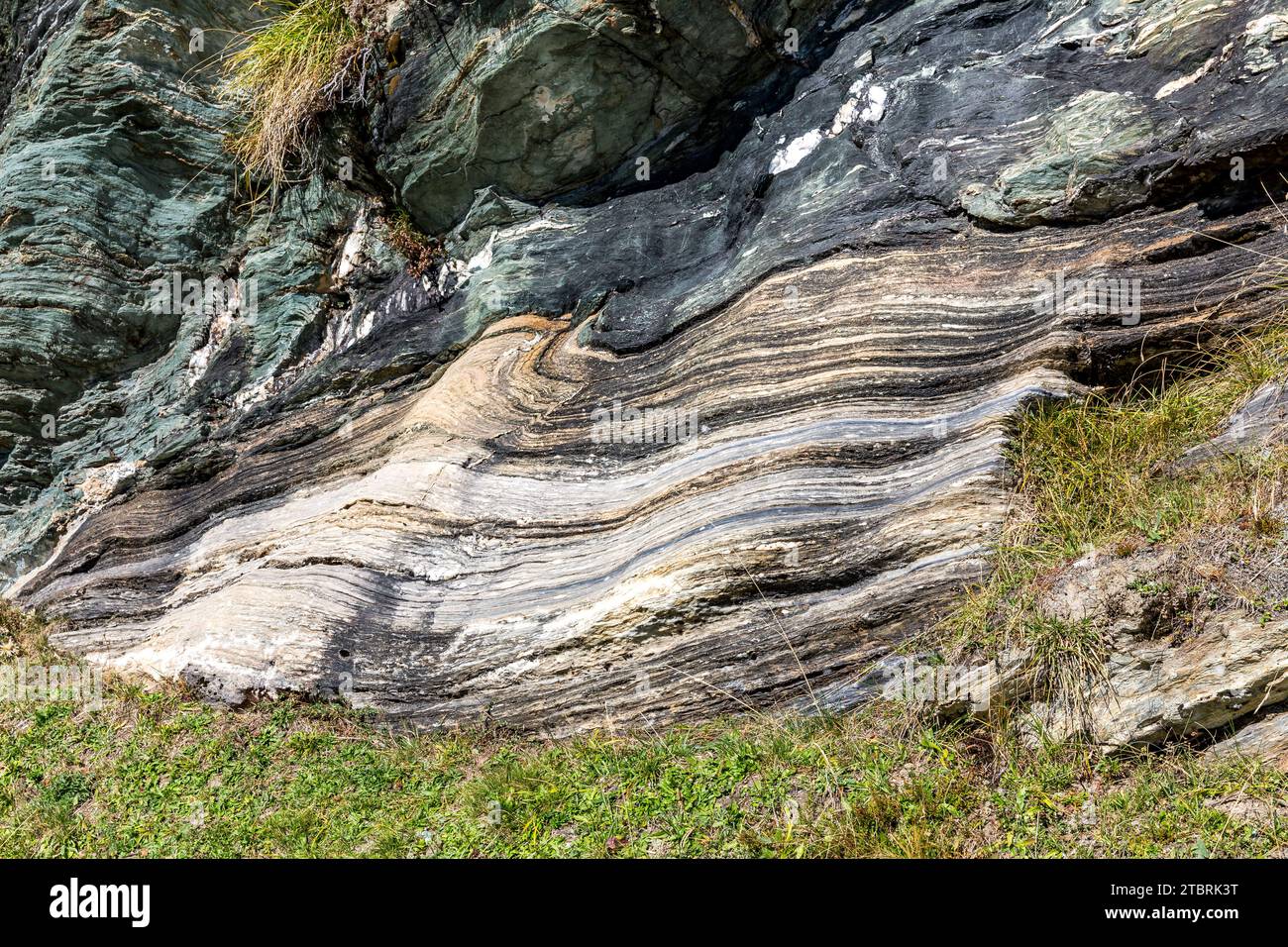 Roccia scista di mica verdastra con strati di marmo, sentiero alpino fino allo Schwarzwand, 2194 m, Hochalm, Rauris, Raurisertal, Pinzgau, Salzburger Land, Austria Foto Stock