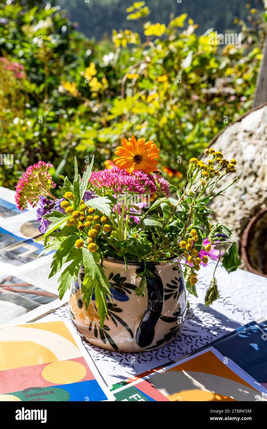 Fiori in brocca di ceramica, decorazione del tavolo, Festival internazionale del pane al Kalchkendlalm, Fröstlberg, Bucheben, Rauris, Rauris Valley, Pinzgau, Salzburger Land, Austria Foto Stock