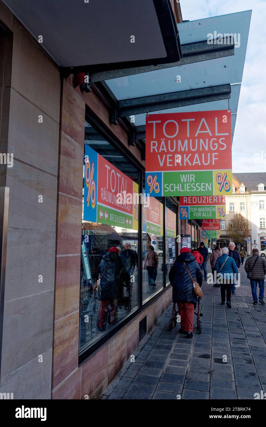 Crisi nel settore retail, i cartelli indicano la vendita di sdoganamento a causa della chiusura del negozio Foto Stock