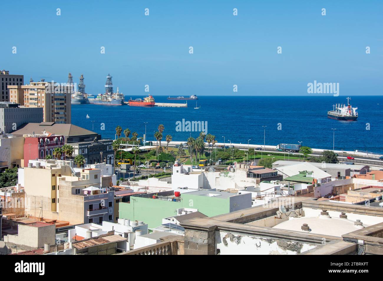 Vista panoramica dall'alto della capitale e parte del porto di Las Palmas Gran Canaria in Spagna con cielo blu Foto Stock