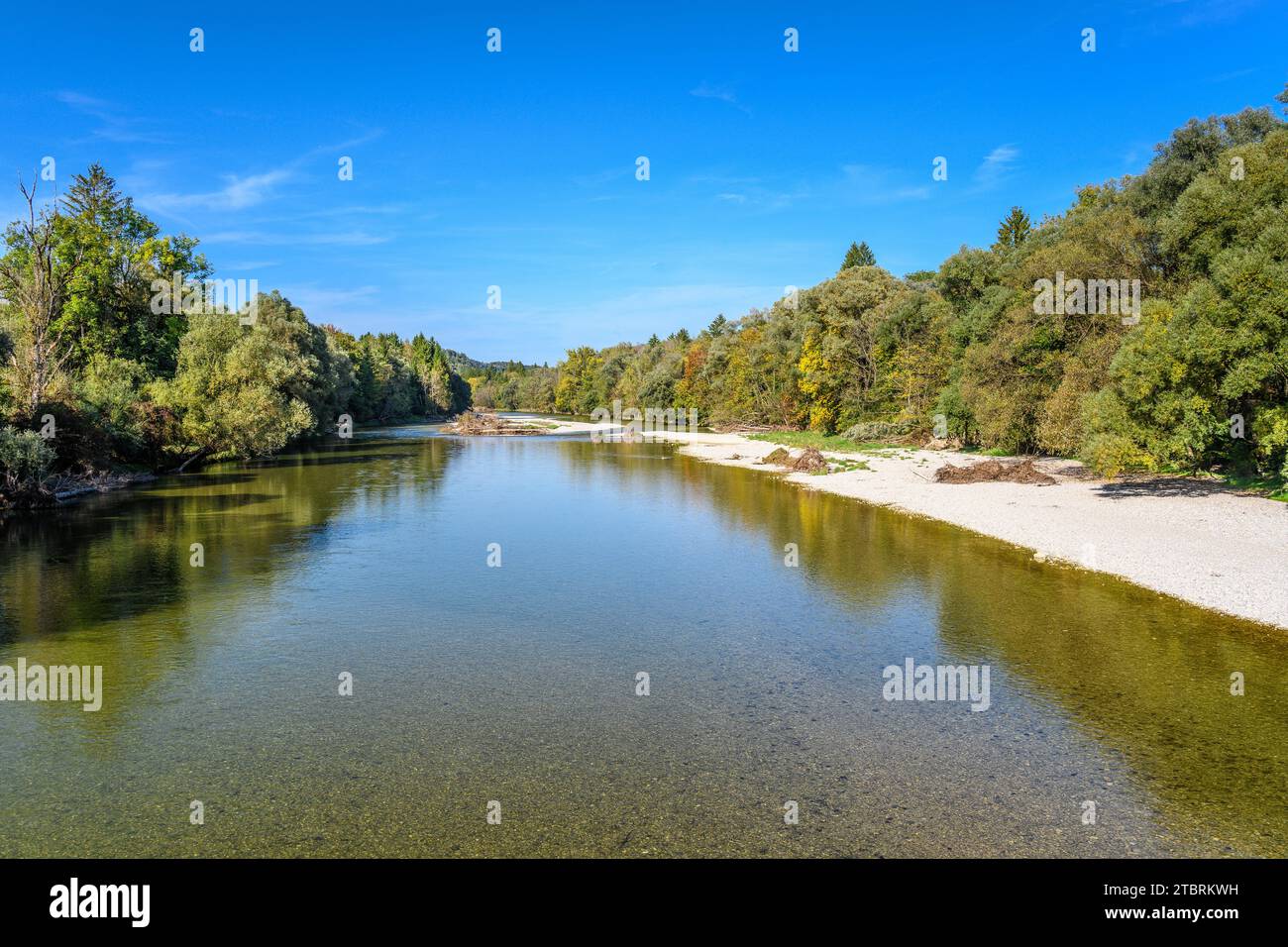 Germania, Baviera, distretto di Monaco, Straßlach-Dingharting, Isar Valley, vista dal ponte Dürnsteiner al fiume Isar Foto Stock