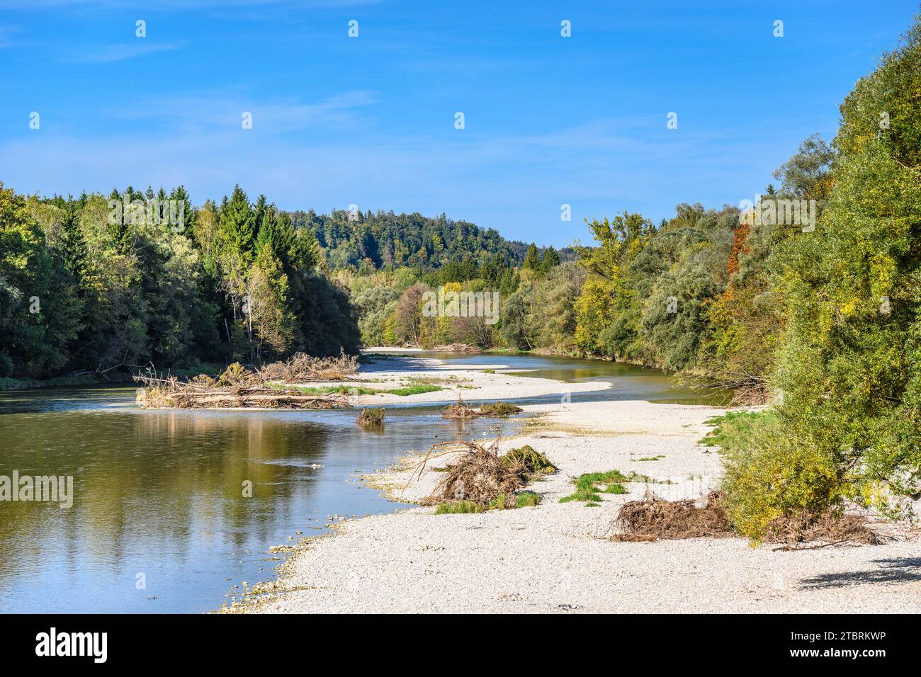Germania, Baviera, distretto di Monaco, Straßlach-Dingharting, valle dell'Isar, vista dal ponte Dürnsteiner al fiume Isar Foto Stock