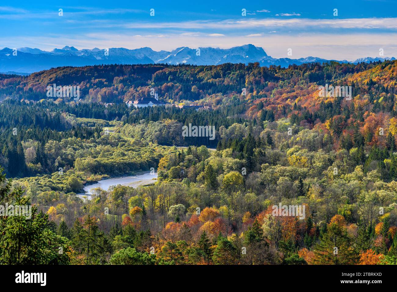 Germania, Baviera, distretto di Monaco, Straßlach-Dingharting, Isar View, Isar con il monastero di Schäftlarn contro il massiccio Zugspitze Foto Stock