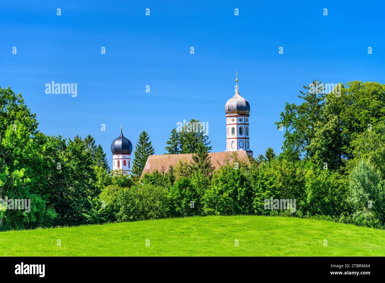 Germania, Baviera, Tölzer Land, Eurasburg, Beuerberg, paesaggio culturale con la chiesa del cimitero e la torre della chiesa del monastero Foto Stock