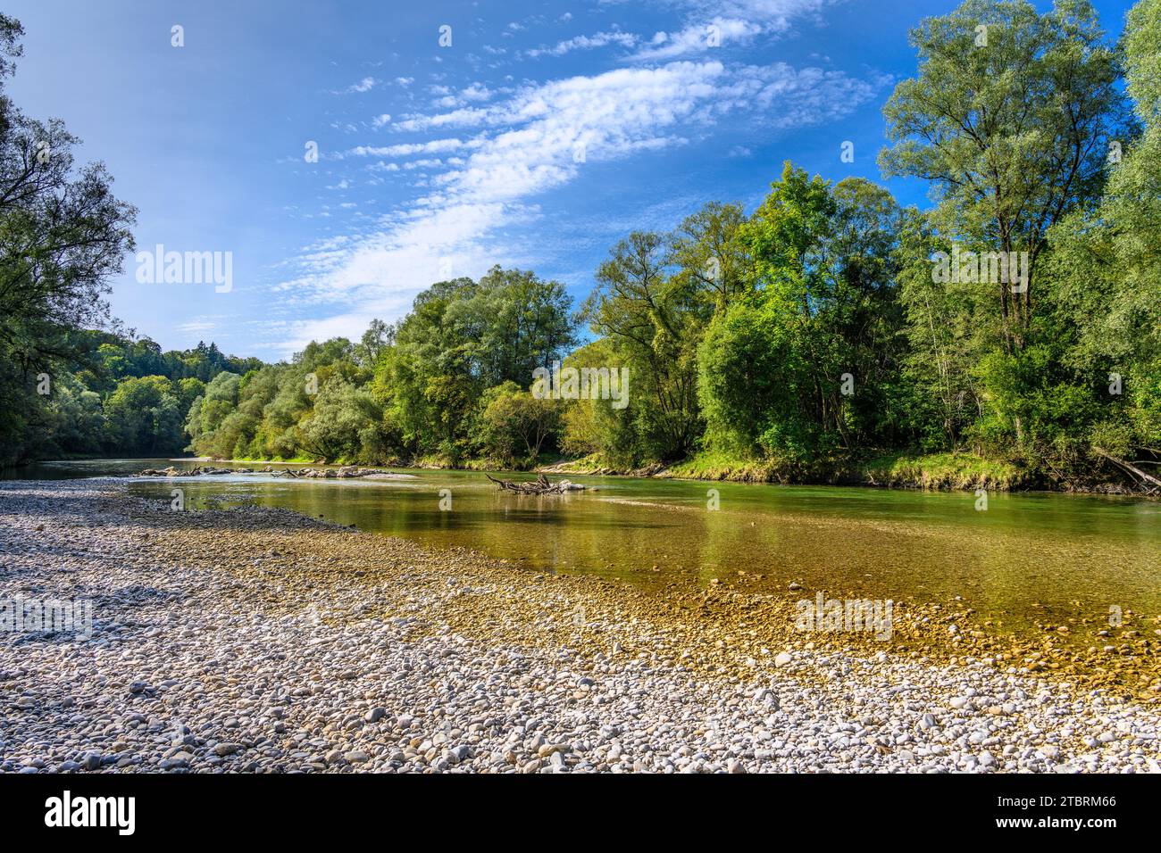 Germania, Baviera, distretto di Monaco, Pullach im Isartal, Isar, spiaggia di ghiaia, vista dalla riva est Foto Stock