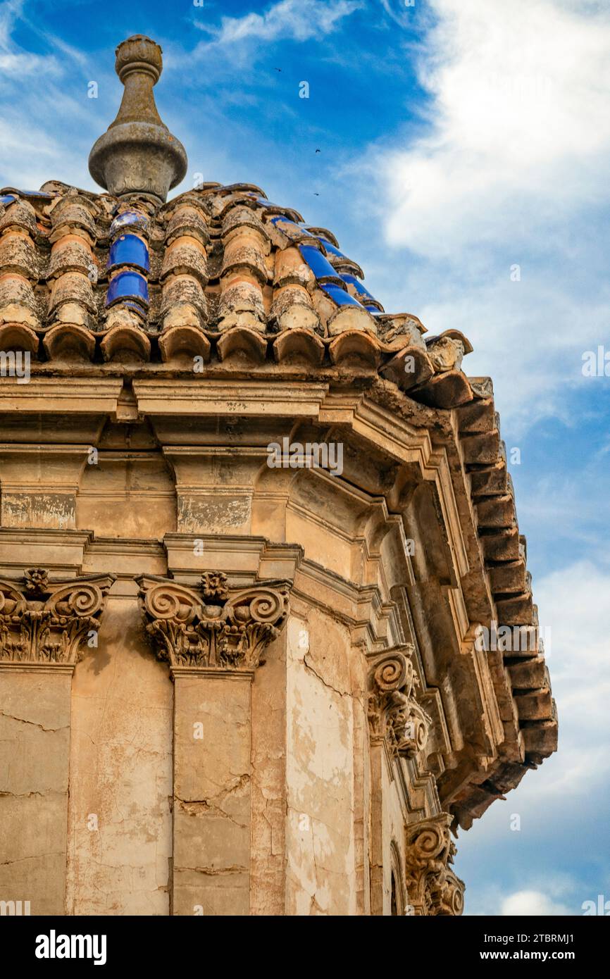 Particolare della piccola torre con cupola della Cappella della Comunione di Ayora, a Valencia, Spagna in stile barocco Foto Stock