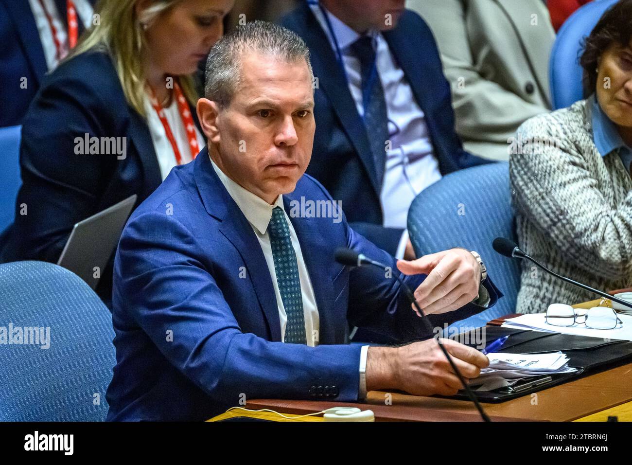 New York, USA, 8 dicembre 2023. L'ambasciatore israeliano presso le Nazioni Unite Gilad Erdan controlla il suo discorso con i membri del suo staff prima di affrontare una riunione del Consiglio di sicurezza delle Nazioni Unite sulla situazione in Medio Oriente, compresa la questione palestinese. Crediti: Enrique Shore/Alamy Live News Foto Stock