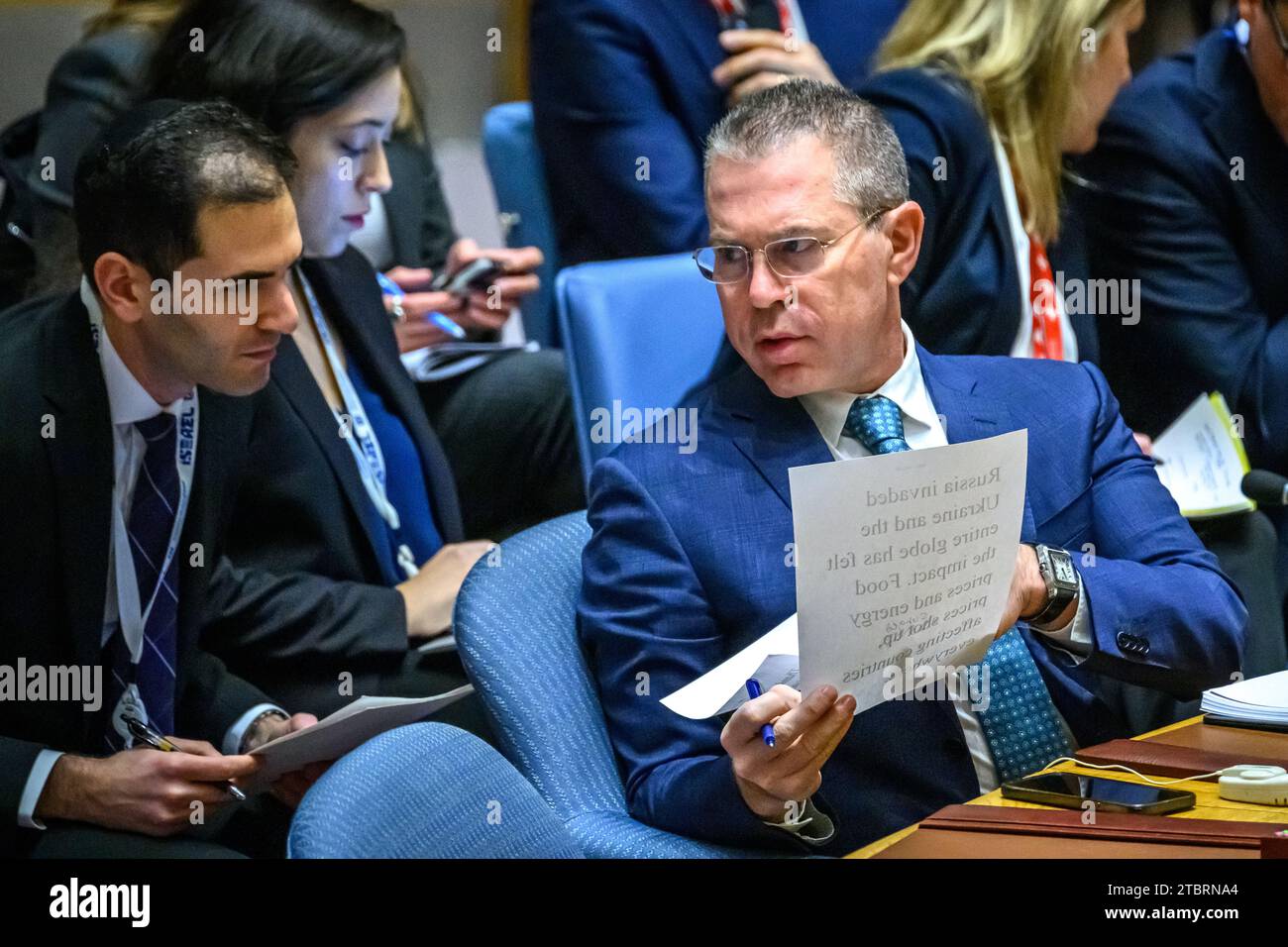 New York, USA, 8 dicembre 2023. L'ambasciatore israeliano presso le Nazioni Unite Gilad Erdan controlla il suo discorso con i membri del suo staff prima di affrontare una riunione del Consiglio di sicurezza delle Nazioni Unite sulla situazione in Medio Oriente, compresa la questione palestinese. Crediti: Enrique Shore/Alamy Live News Foto Stock