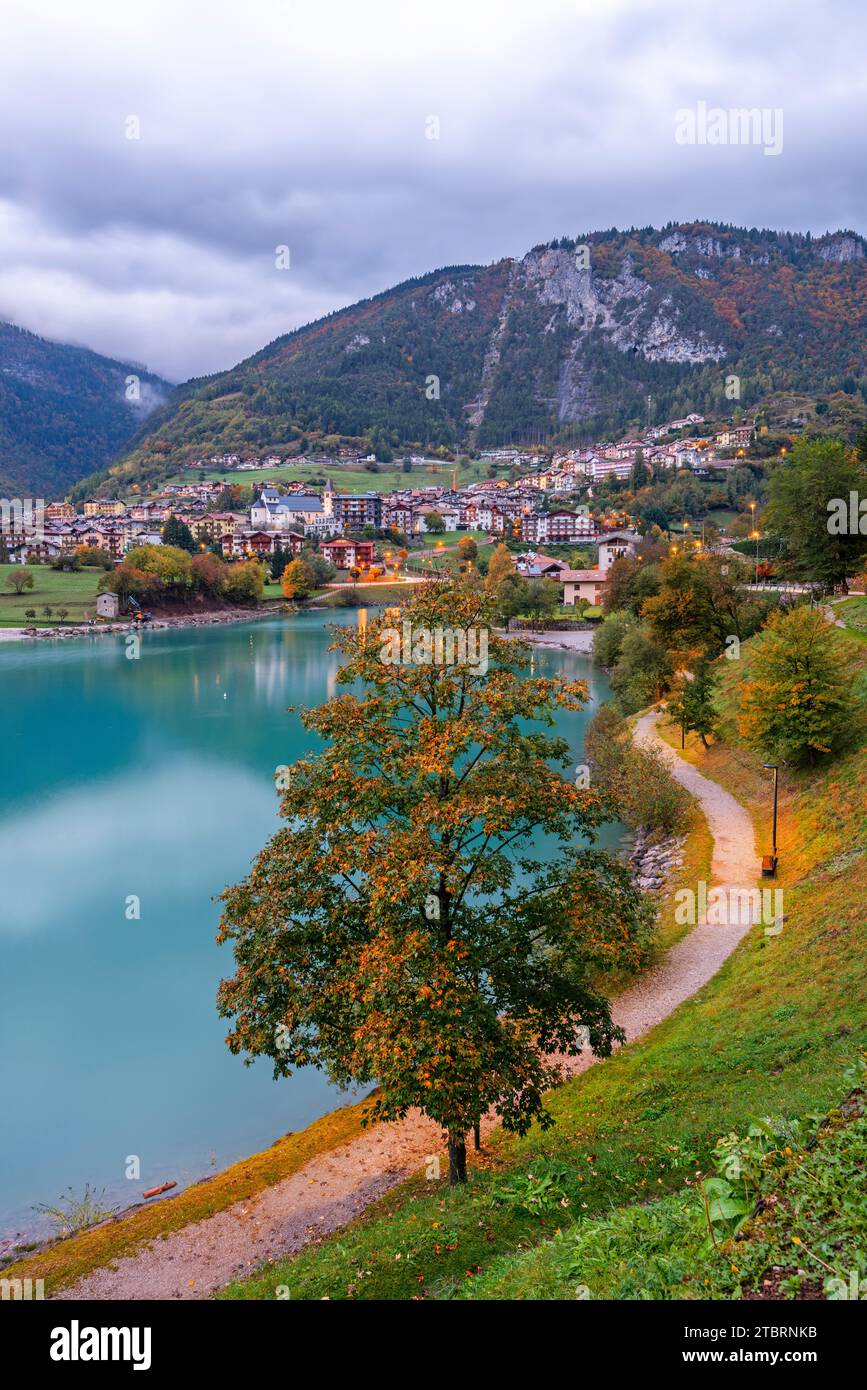 Veduta del Lago di Molveno con la sua pista ciclabile, frequentata dai turisti soprattutto in estate, Europa, Italia, Trentino alto Adige, Trento, Molveno Foto Stock