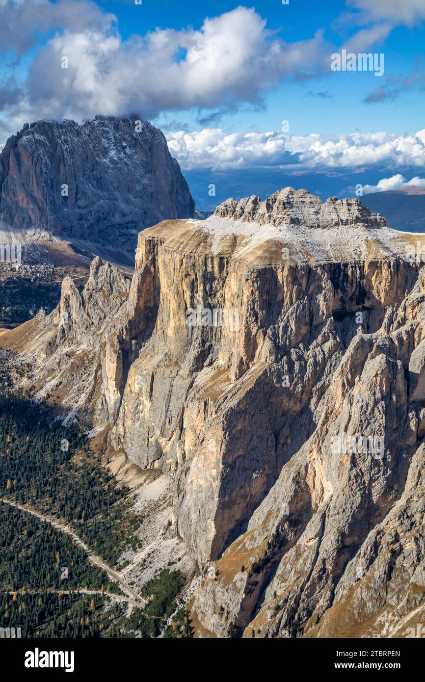 Italia, al confine tra Veneto e Trentino alto Adige, Dolomiti, vista dal Sass Pordoi verso Sassolungo, Torri del Sella e Piz Ciavazes Foto Stock