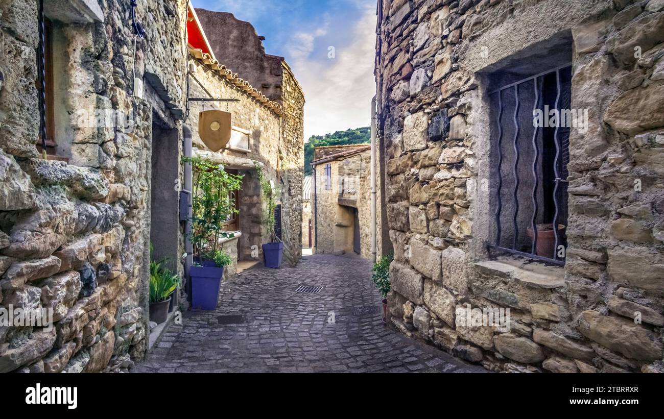 Vicolo del villaggio a Minerve. Il borgo medievale è stato costruito su una roccia. Ultimo rifugio dei catari, uno dei più bei villaggi della Francia (Les Plus beaux Villages de France) Foto Stock