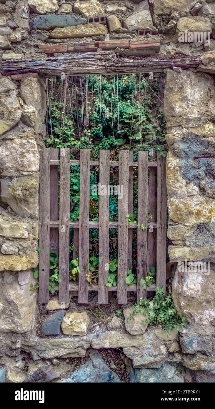 Apertura del muro a la Caunette. L'area comunale fa parte del Parco naturale regionale dell'Haut Languedoc. Foto Stock