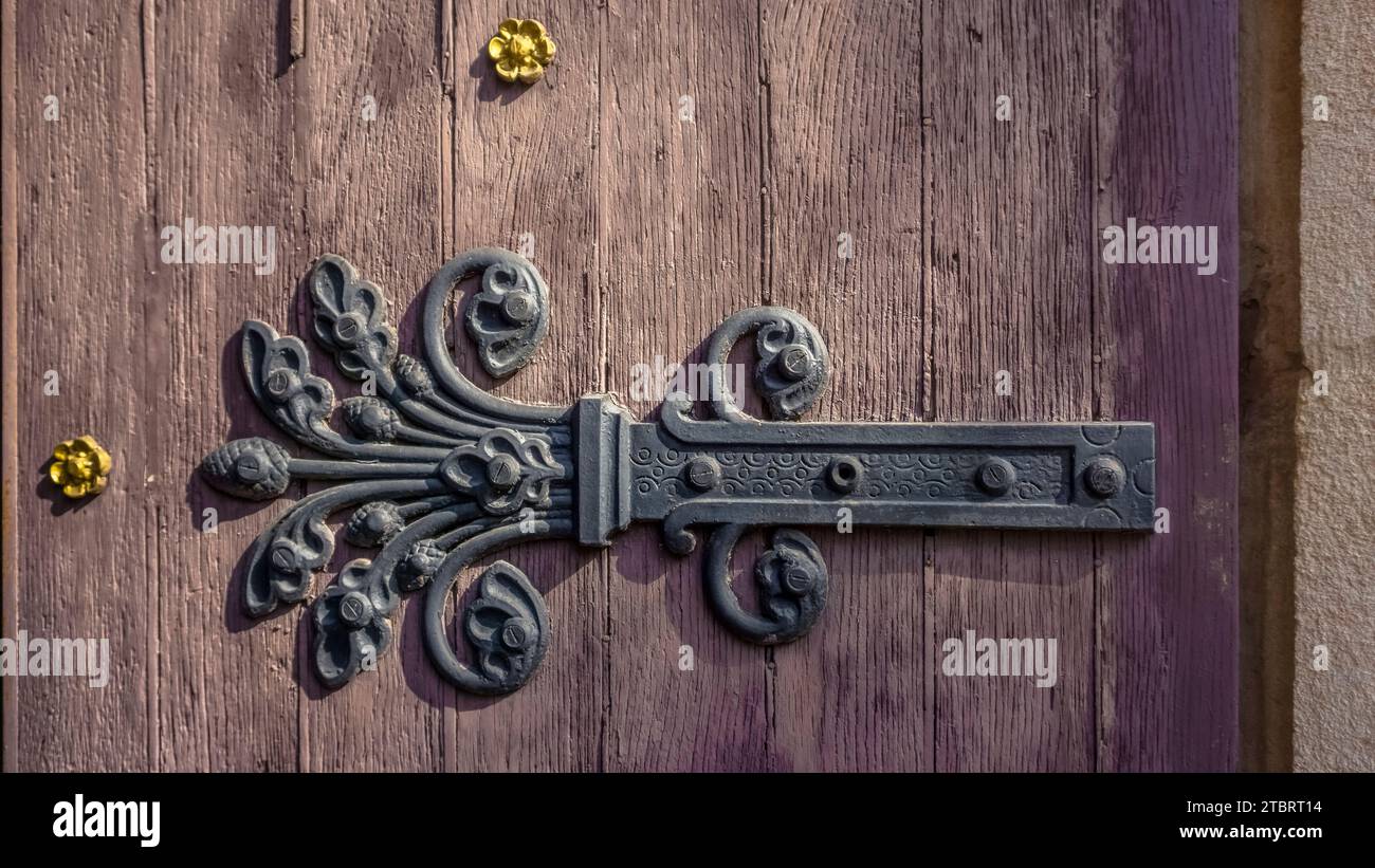 Opera in ferro del portale della chiesa dell'Église Saint Sylvestre a Colombiers. La chiesa fu costruita tra l'XI e il XII secolo in stile romanico. Foto Stock