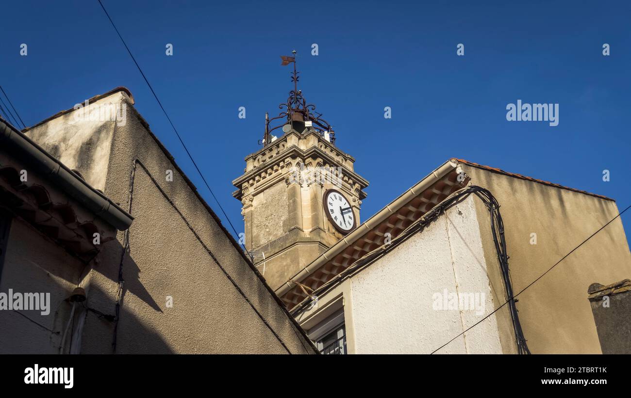 Torre dell'orologio del vecchio municipio di Maurassan. Foto Stock