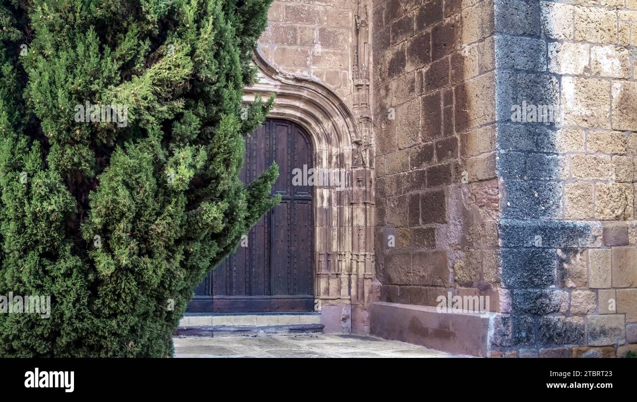 Portale della chiesa di Sainte Eulalie de Mérida a Cruzy. Fu costruito in stile romanico-gotico tra il X e il XIV secolo. Foto Stock