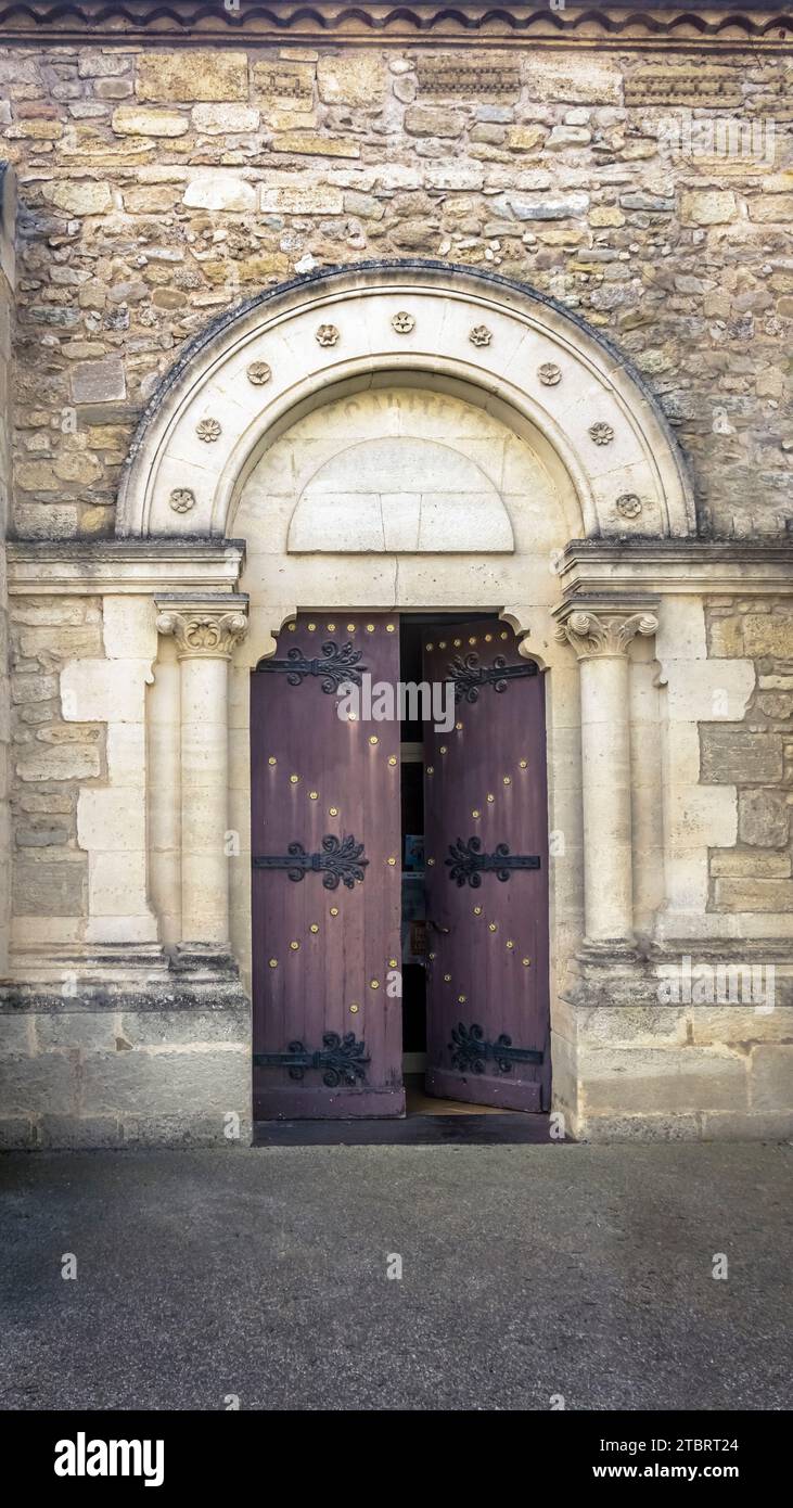 Porta dell'Église Saint Sylvestre a Colombiers. La chiesa fu costruita tra l'XI e il XII secolo in stile romanico. La torre della chiesa fu costruita nel XIX secolo. Foto Stock