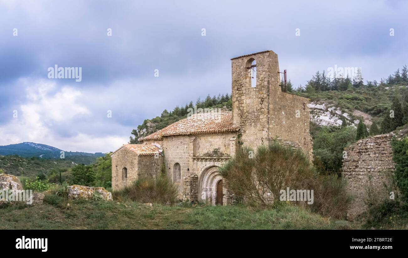 Chiesa di Sainte Leócadie a Fontjoncouse. Fu costruito tra il XII e il XIV secolo. Monumento storico. Il comune si trova nel Parco naturale regionale Corbières-Fenouillèdes. Foto Stock