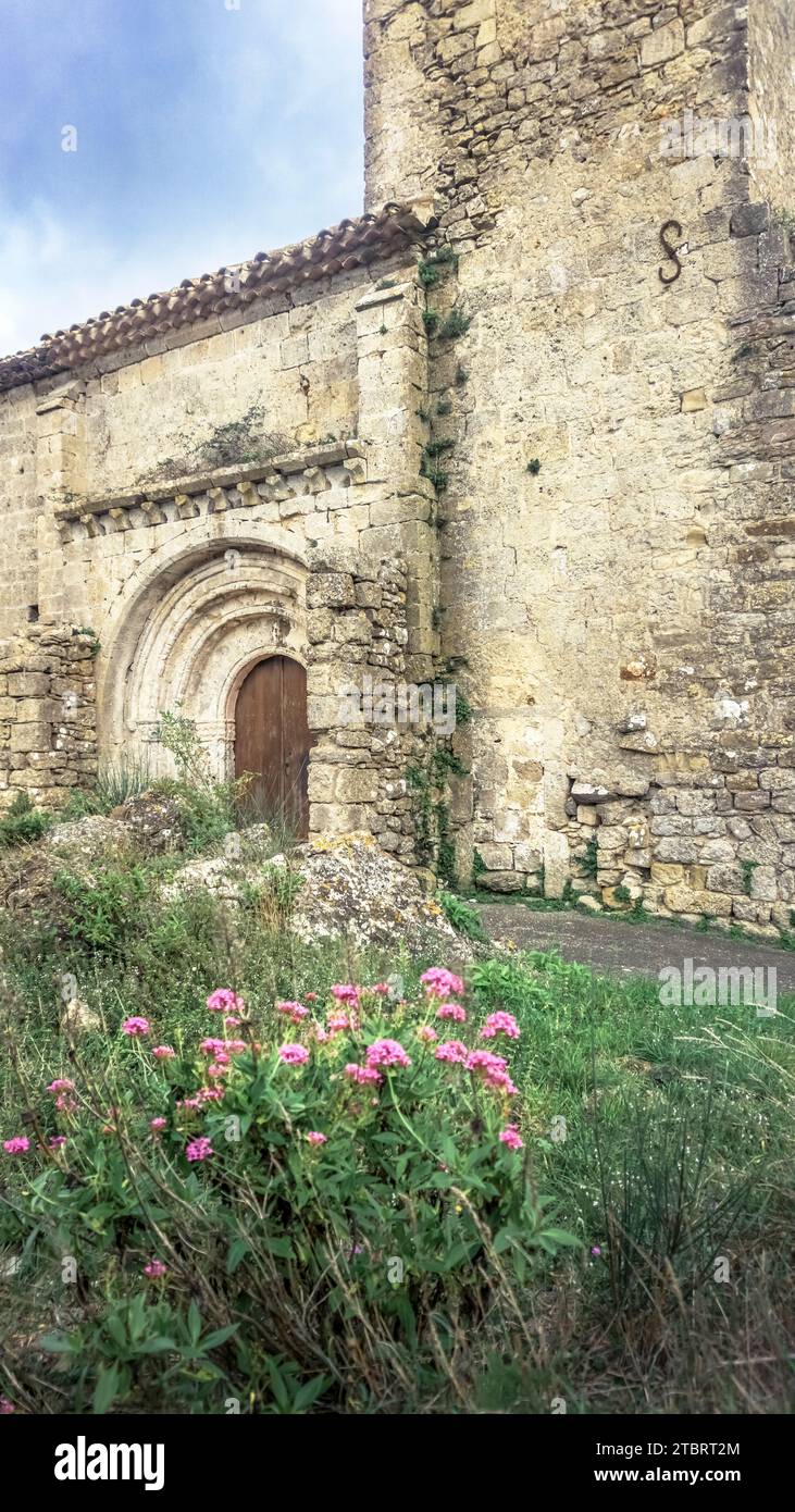 Chiesa di Sainte Leócadie a Fontjoncouse. Fu costruito tra il XII e il XIV secolo. Monumento storico. Il comune si trova nel Parco naturale regionale Corbières-Fenouillèdes. Foto Stock