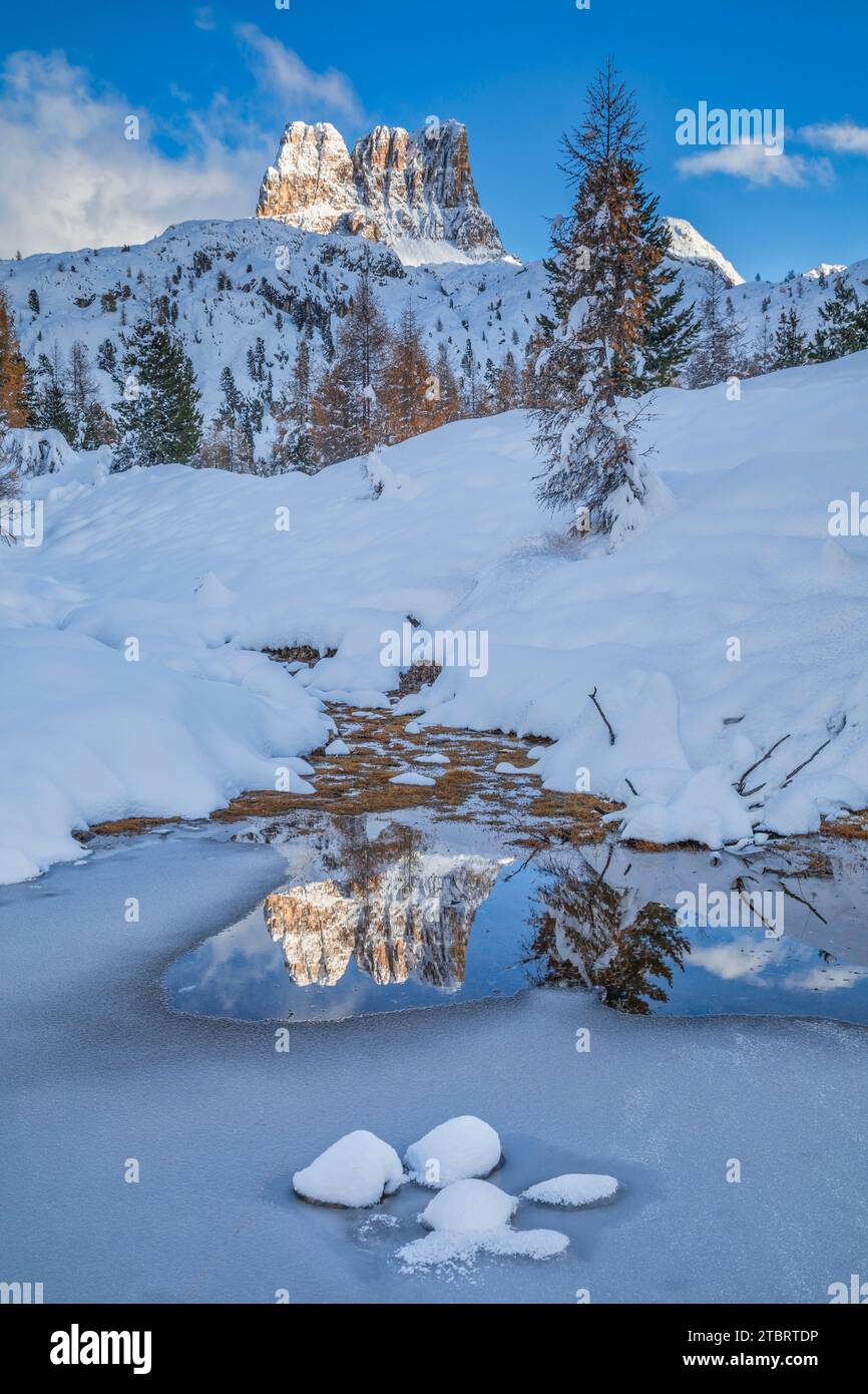 Italia, Veneto, provincia di Belluno, il Monte Averau si riflette in una piscina di acqua ghiacciata, paesaggio invernale vicino al passo Falzarego, Dolomiti Foto Stock